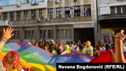 Deo opozicionih odbornika u Skupštini Grada Beograda pozdravio je učesnike i učesnice Prajda isticanjem LGBT zastava, 9. septembar 2023.