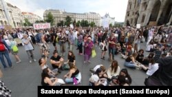 Tüntetők a Parlament előtti Kossuth téren, miközben a képviselők a státusztörvényről vitáznak az Országgyűlésben 2023. június 16-án