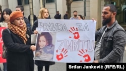 Sa protesta ispred Vlade Crne Gore zbog niske sudske kazne u procesu protiv Dalibora Nikolića čija je supruga Zimrita Nerda preminula nakon što je više sati tukao. 