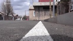 Գյումրիում տունը հայտնվել է փողոցի մեջտեղում, փողոցն էլ՝ ասֆալտապատվել. քաղաքապետարանից պարզաբանում են