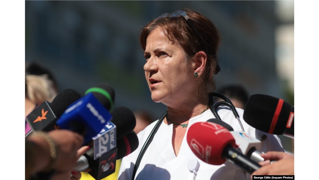 „Demisia din gărzi, de mâine, demisia din spital în momentul în care reuşim să rezolvăm bolnavii din Terapia Intensivă, nu putem să-i lăsăm. Urmează şi demisia. Plecăm toţi. Toţi colegii”, a spus joi șefa secției ATI, medicul Florina Pompilian.
