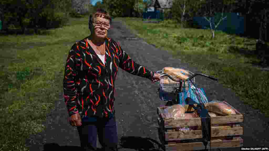 A 73 éves Valentina Zaruba kerékpárral szállít kenyeret a szomszédainak