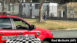 Ruski diplomata protestuje na mestu gde je planirana izgradnja nove ruske ambasade u Australiji, 23. jun 2023.