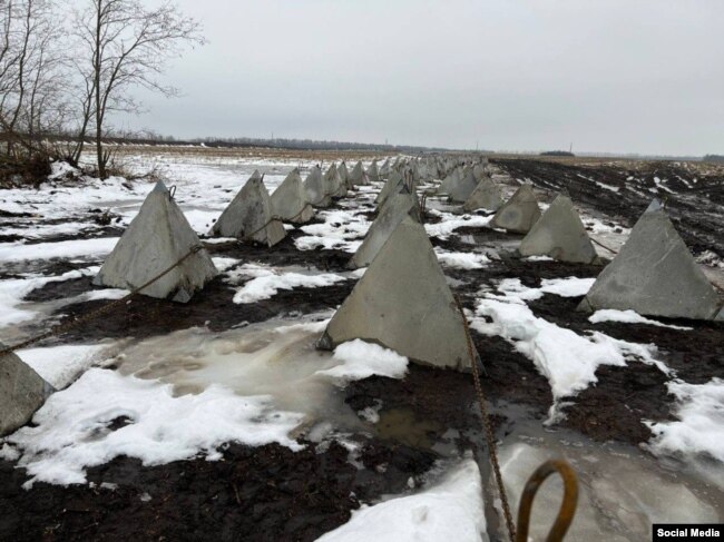 «Зуби дракона» – оборонні споруди у вигляді бетонних конусів, вистроєні у лінію