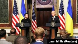 Președintele Ucrainei, Volodimir Zelenski, și președintele SUA, Joe Biden, la o conferință de presă la Washington, 12 decembrie 2023. (Foto: Leah Millis, Reuters)
