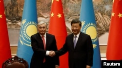 Президент Казахстана Касым-Жомарт Токаев и председатель КНР Си Цзиньпин.