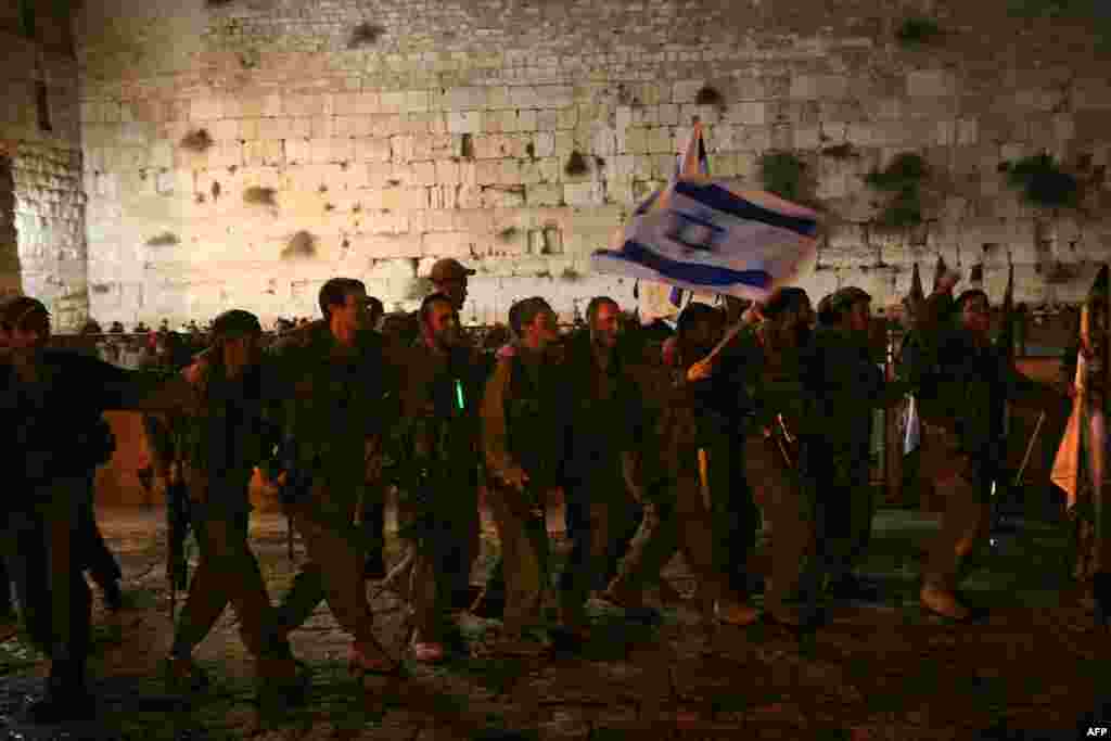 Posljednjih godina bilo je još nekoliko incidenata, od kojih su neki zabilježeni kamerom. U ovim slučajevima vojnici Netzah Yehuda su bili optuženi ili ih se teretilo za zlostavljanje palestinskih zatočenika. Na fotografiji: Vojnici bataljona Netzah Yehuda plešu ispred Zapadnog zida (Zid plača) u starom gradu Jerusalema nakon ceremonije dodjele diploma,&nbsp;12. oktobra 2007.
