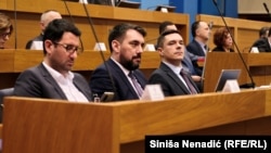 Miloš Bukejlović, ministar pravde Republike Srpske tokom sjednice Skupštine RS(prvi s desna)