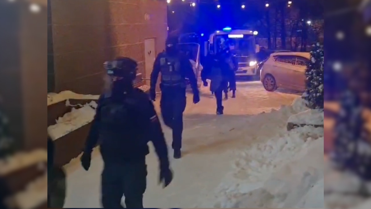 Russian Riot Police Raid Gay Club Amid Crackdown On Lgbt Movement 5999