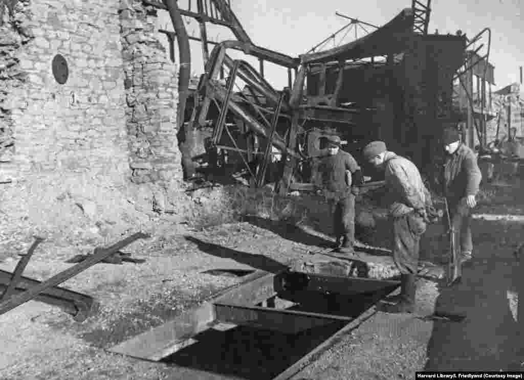 În explicația acestei fotografie scrie &bdquo;mii de civili torturați au fost aruncați în puțul din poză, care este la mina de cărbune Kalinovka, din apropierea Stalino, capitala Donbasului&rdquo;. Donețk s-a numit înainte Iuzovka, nume luat de la fondatorul lui, galezul&nbsp; John Hughes. &nbsp;