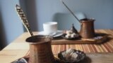 Кафеда кайнар комда пешерелгән хуш исле кәһвә эчеп була