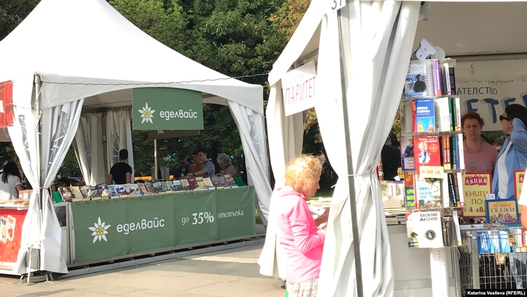 Щандът на издателство "Еделвайс" на Алеята на книгата в София.