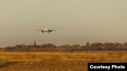 Посадка пассажирского самолёта в аэропорту "Манас". Иллюстративное фото