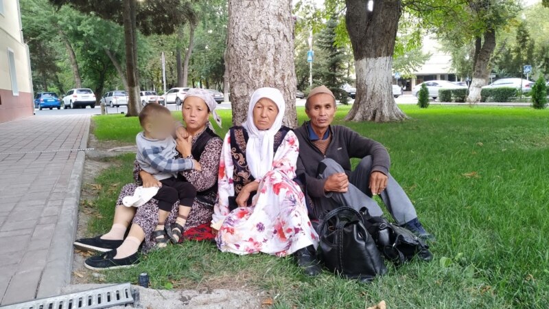 Зордуктап өлтүрүүгө айыпталган өспүрүмдүн жакындары ал күнөөсүз экенин айтып Бишкекке келишти