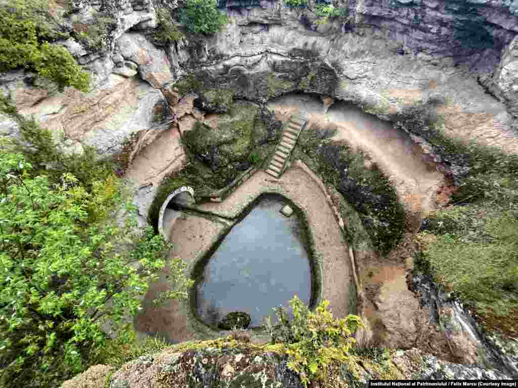 Vechile terme romane de la Germisara, lângă Geoagiu-Băi, în județul Hunedoara. Este unul din cele peste 275 de situri din Limesul (granițele Imperiului roman) din fosta provincie Dacia - Limesul dacic - inclus sâmbătă în patrimoniul universal UNESCO.