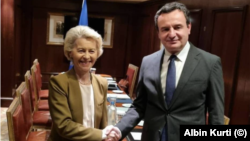 Kryeministri i Kosovës, Albin Kurti, gjatë takimit me presidenten e Komisionit Evropian, Ursula von der Leyen, në Athinë, më 21 gusht 2023.
