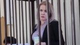 Журналістка RusNews Марія Пономаренко під час судового засідання. Її засудили до 6 років колонії за публікацію про знищення Маріупольського драмтеатру. Тримали у психлікарні. У квітні Марія оголосила голодування
