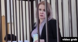 Журналістка RusNews Марія Пономаренко під час судового засідання. Її засудили до 6 років колонії за публікацію про знищення Маріупольського драмтеатру. Тримали у психлікарні. У квітні Марія оголосила голодування