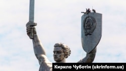 Киевтегі "Отан-Ана" монументіндегі гербті алу сәті