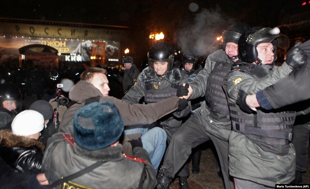 Navalny (a sinistra) è stato arrestato dalla polizia durante una manifestazione a Mosca il 5 marzo 2012, dopo che Vladimir Putin aveva dichiarato di aver vinto le elezioni presidenziali.  Navalny ha descritto il partito di Putin, Russia Unita, come "il partito dei truffatori e dei ladri".
