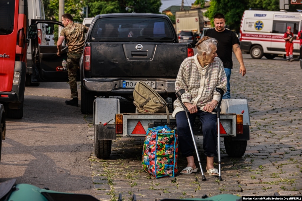З непідтоплених частин Херсону евакуйованих людей везуть далі у напрямку Миколаєва та інших міст України