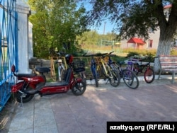 Оқушылар мектепке велосипед пен скутер мініп келеді. Павлодар облысы Пограничник ауылы, 22 қыркүйек, 2023 жыл.