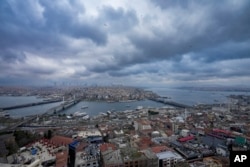 Brodovi i trajekti plove Bosforskim moreuzom koji povezuje evropsku i azijsku stranu Istanbula, Turska, mart 2024.
