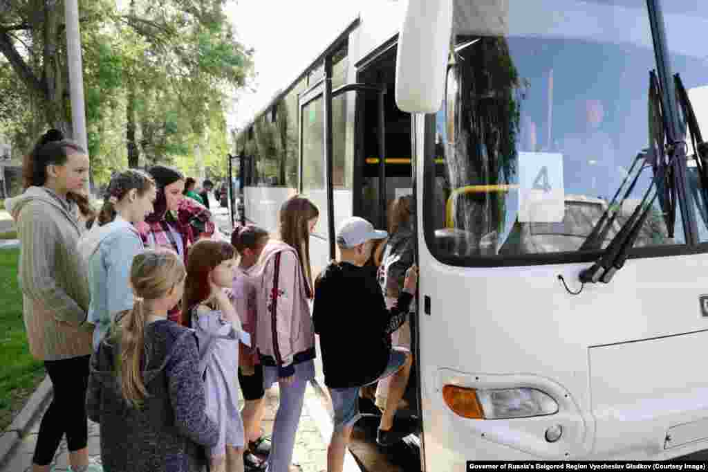 Children board a bus leaving the Belgorod region.&nbsp; Belgorod authorities announced on May 31 that some 300 children from in and around Shebekino were being evacuated to the Voronezh region.&nbsp; &nbsp;