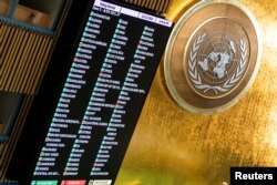 Lista voturilor, pe ecranul din sala principală a Națiunilor Unite din New York, 12 decembrie.