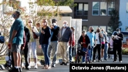Stariji ljudi čekaju u redu na Klinici za vakcinaciju protiv COVID-19 u Sarasoti, Florida, SAD, 4. januara 2021. godine.