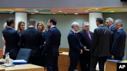 Prim-ministrul Ungariei, Viktor Orban (al patrulea din dreapta), discută cu alți lideri europeni în cadrul summit-ului UE de la Bruxelles, joi, 14 decembrie 2023, înainte de decizia liderilor de a începe negocierile de aderare cu Ucraina și R. Moldova.