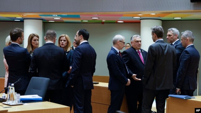 Il primo ministro ungherese Viktor Orban (quarto a destra) parla con altri leader europei al vertice dell'UE a Bruxelles, giovedì 14 dicembre 2023, prima della decisione dei leader di avviare i negoziati di adesione con l'Ucraina e la Moldavia.