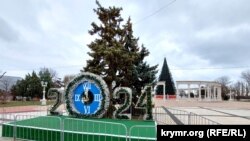 Новогодние ели в центре Керчи. Крым, 22 декабря 2023 года