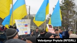 Учасники проукраїнської акції на захист територіальної цілісності України Сімферополь, Крим, 11 березня 2014 року