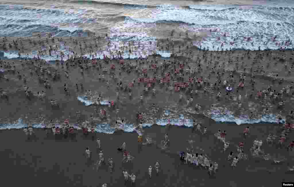 Učesnici godišnjeg North East Skinny Dip-a goli dočekuju jesenji ekvinocij u Druridge Bayu, Velika Britanija, 24. septembra.