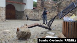 Razbijena kapija manastira Banjska u opštini Zvečan na severu Kosova, 27. septembar 2023.