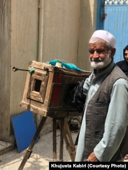 میرزمان: یک عکس فوری در سابق 20 افغانی قیمت داشت حالا از خارجی ها از 2 الی 8 هزار می گیرم