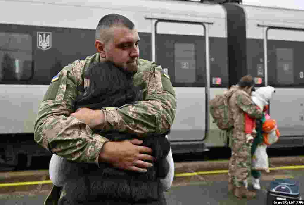 Një ushtar ukrainas përqafon gruan e tij në një stacion hekurudhor në Kramatorsk para se ajo të hipë në një tren për në Kiev.