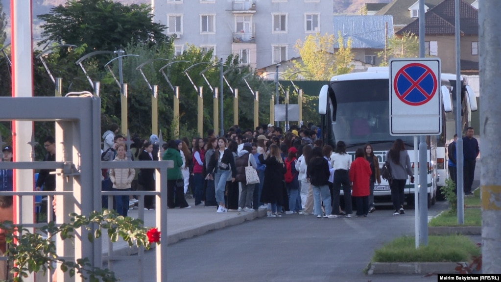 Студентов СДУ увозят на автобусе после сообщения о том, что «приедет Токаев». 5 сентября 2023 года