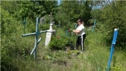 Moldova: Picture from the cemetery in Elenovca
