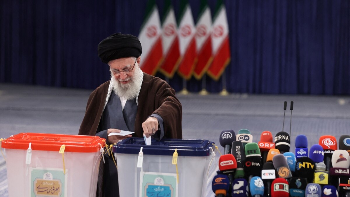 В петък в Иран се проведоха два вида избори -