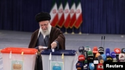 Върховният лидер на Иран аятолах Али Хаменей подава гласа си в изборния ден в петък, 1 март 2024 г.