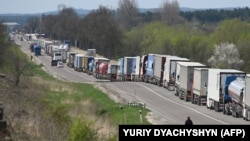 Черга з вантажівок із зерном біля пункту перетину Рава-Руська на українсько-польському кордоні, 18 квітня 2023 року