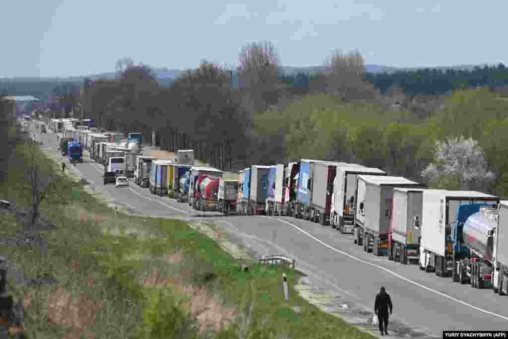 Truck drivers line up for more than 10 kilometers at the Rava-Ruska border checkpoint on the Ukrainian-Polish border. Ukraine and Poland began talks on April 17 aimed at reaching an agreement after Warsaw banned Ukrainian grain imports, a decision deemed &quot;unacceptable&quot; by the European Union.