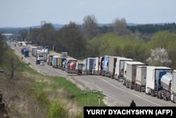 Очередь грузовиков с зерном и другими товарами у украинско-польской границы, 18 апреля