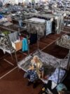 Na ovoj fotografiji od 7. juna prikazana je starija žena iz Šebekinskog okruga u Belgorodskoj oblasti u Rusiji u privremenom smeštaju u Belgorodu.<br />
<br />
Hiljade ljudi poslednjih dana evakuisano je iz okruga Šebekino, koji se graniči sa Ukrajinom.<br />
&nbsp;