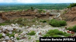 Stoka pase u jami nakon zatvaranja rada kamenoloma u selu Vrelo u opštini Istok