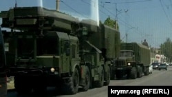 Российская военная техника в Крыму. На переднем плане – вероятно мобильная РЛС, входящая в состав ЗРК С-300/С-400