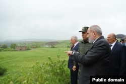 Prim-ministrul armean, Nikol Pașinian, inspectează noua graniță demarcată cu Azerbaidjanul în satul Voskepar, pe 25 mai.