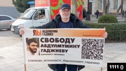 Магомед Магомедов проводит пикет в поодержку Абдулмумина Гаджиева, 18 декабря 2023 года